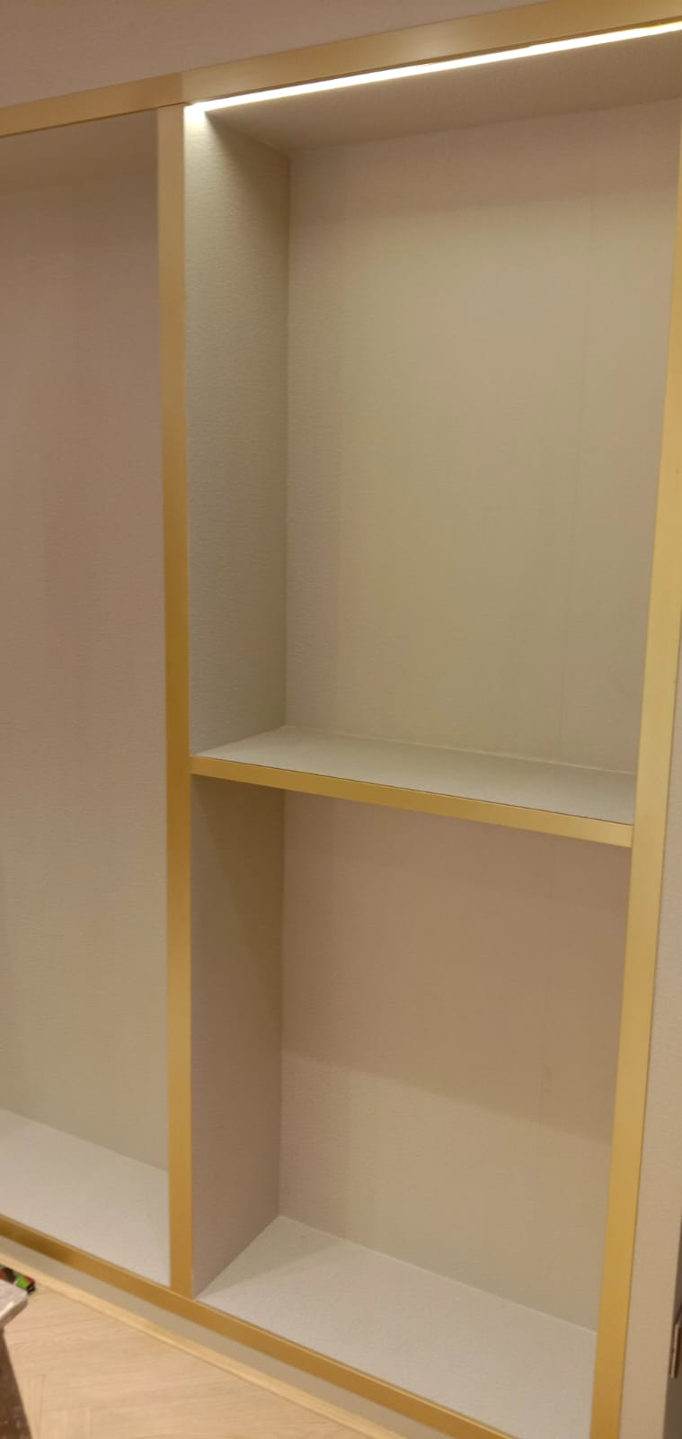 High-Gloss Acrylic Sliding Wardrobe with Geometric Contrast Inlay - Execution #